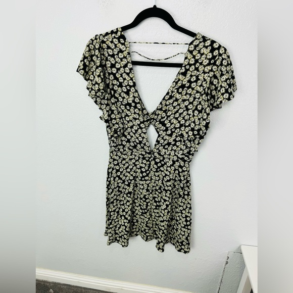 Free People Daisy Print Cutout Front Twist Flutter Sleeve Mini Dress w Open Back - Picture 5 of 9